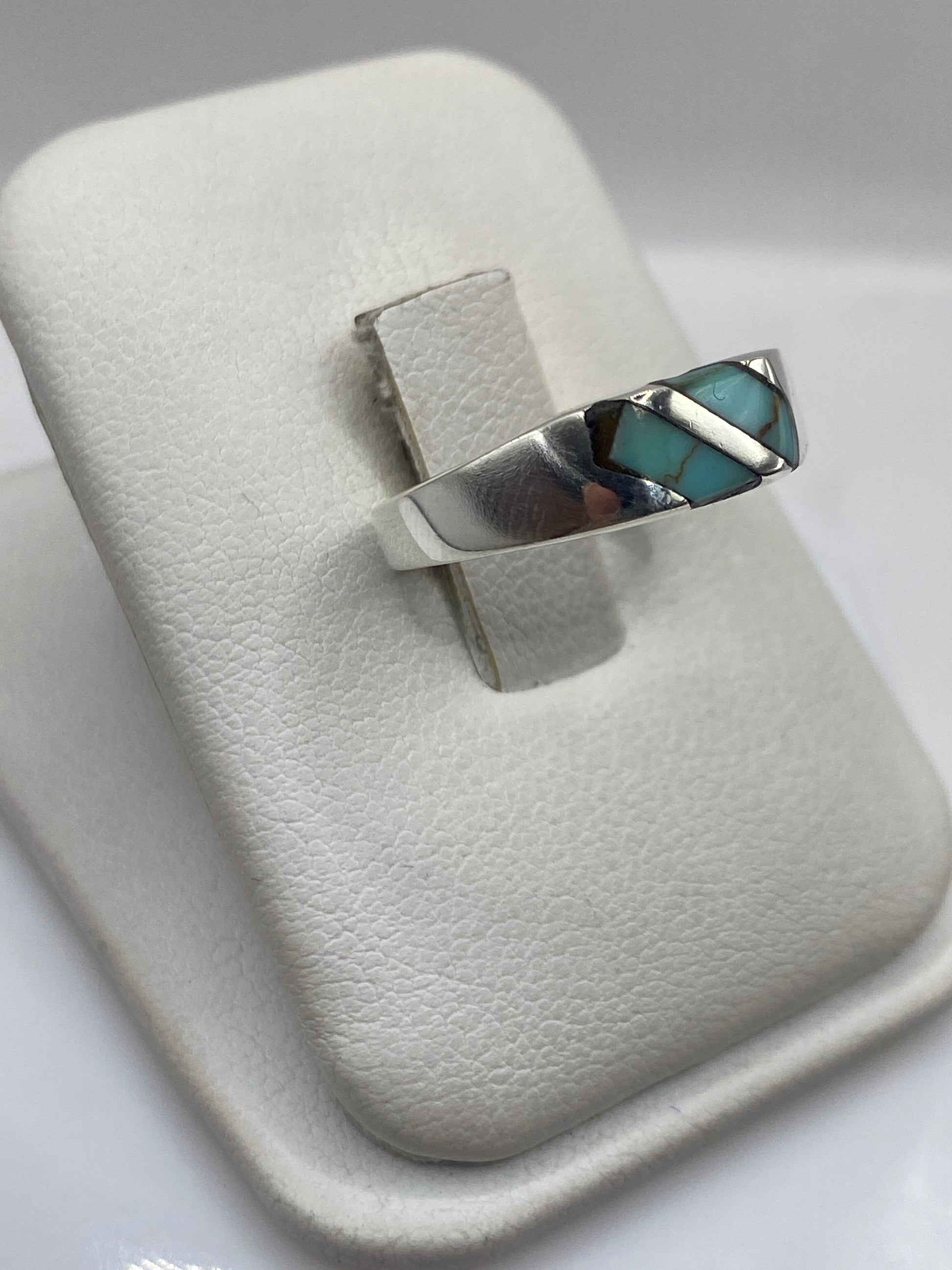 Anillo unisex de turquesa y plata en la mano, mostrando el color azul celeste natural de la piedra
