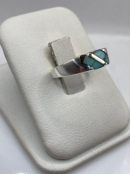 Anillo unisex de turquesa y plata en la mano, mostrando el color azul celeste natural de la piedra