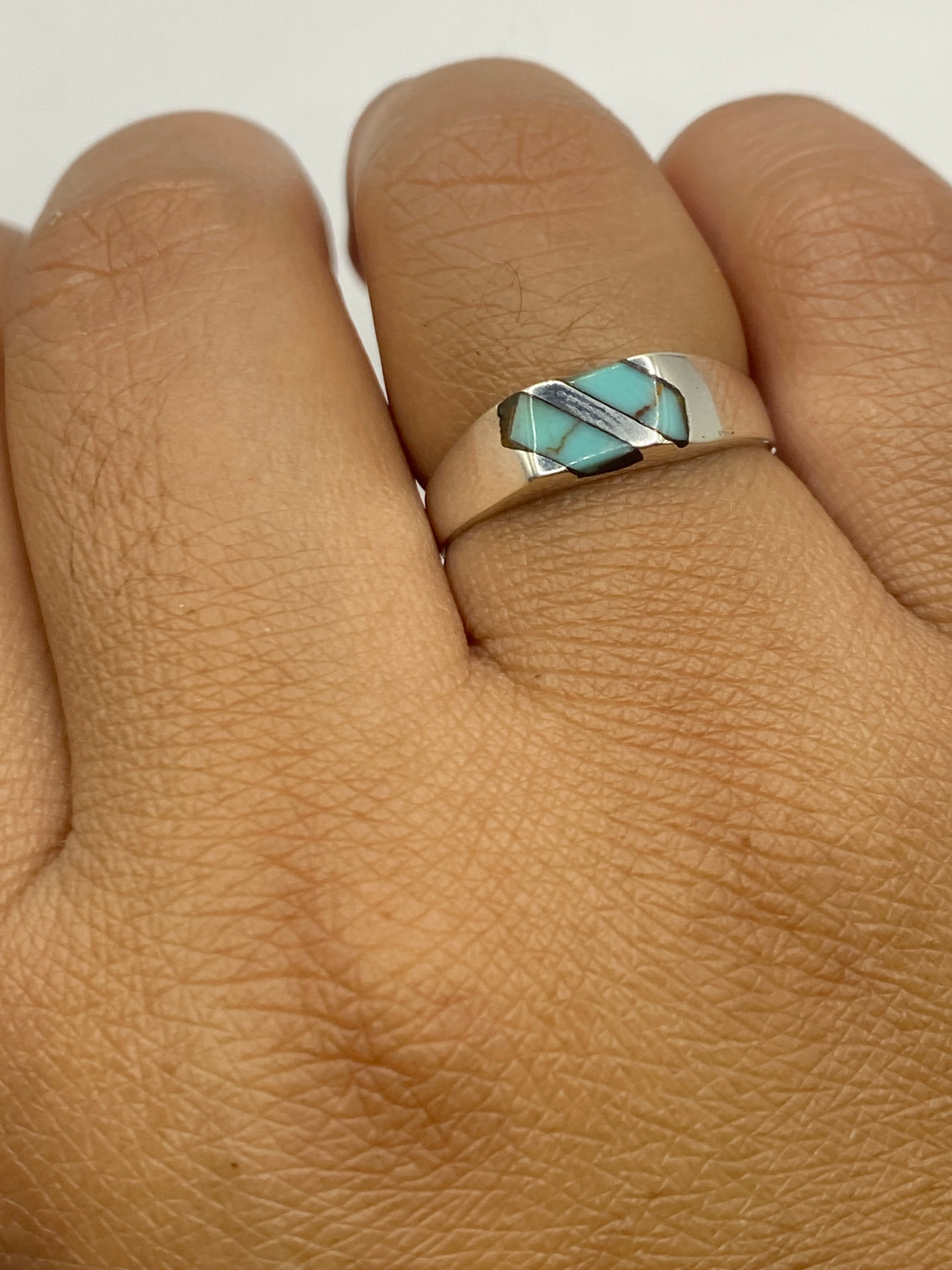 Anillo minimalista visto desde adentro mostrando el sello 925 y la turquesa auténtica