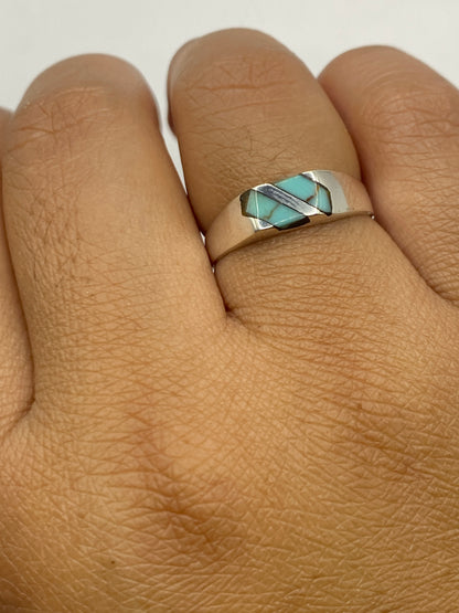 Anillo minimalista visto desde adentro mostrando el sello 925 y la turquesa auténtica