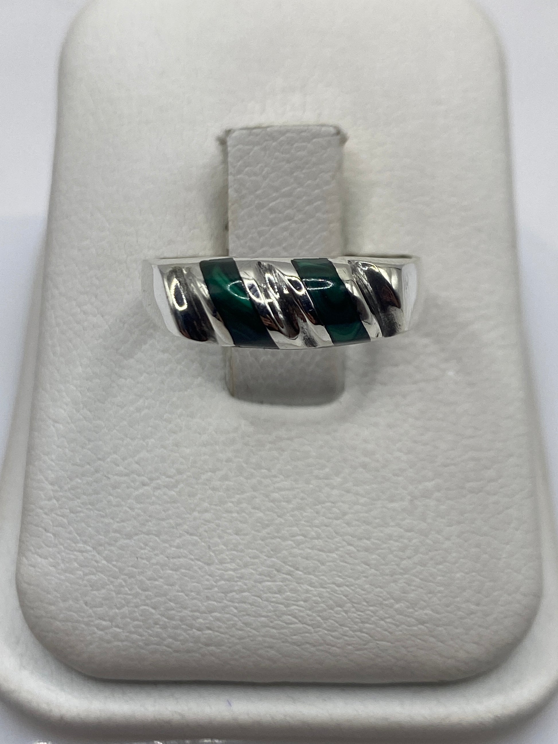 Anillo de plata con malaquita verde en diseño alternado pulido y mate