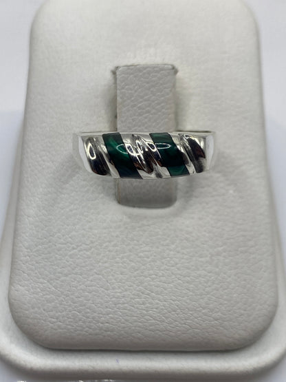 Anillo de plata con malaquita verde en diseño alternado pulido y mate