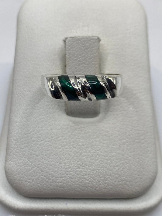 Anillo de plata con malaquita verde en diseño alternado pulido y mate