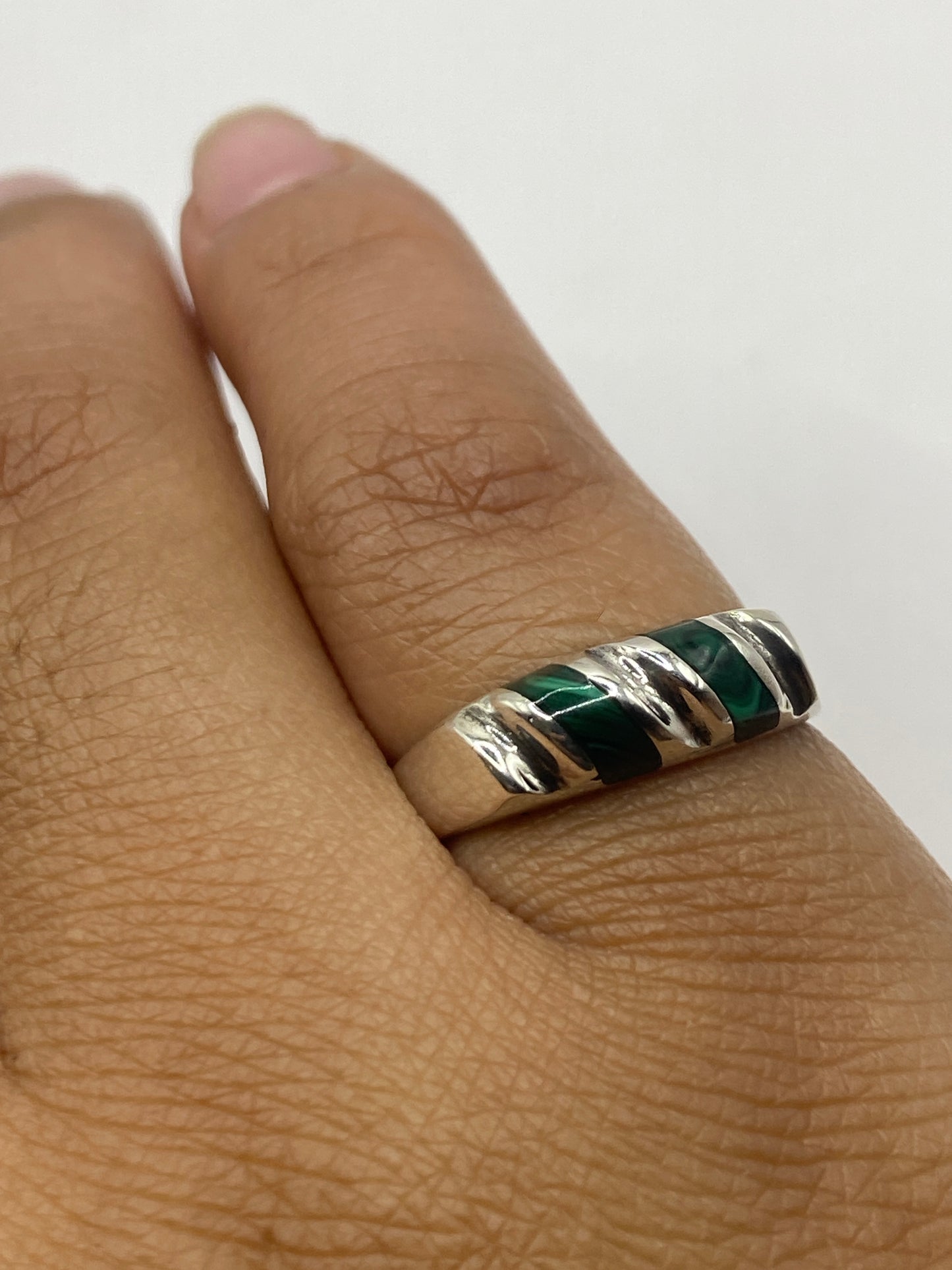 Anillo en dedo mostrando el sello .925 en la banda interior