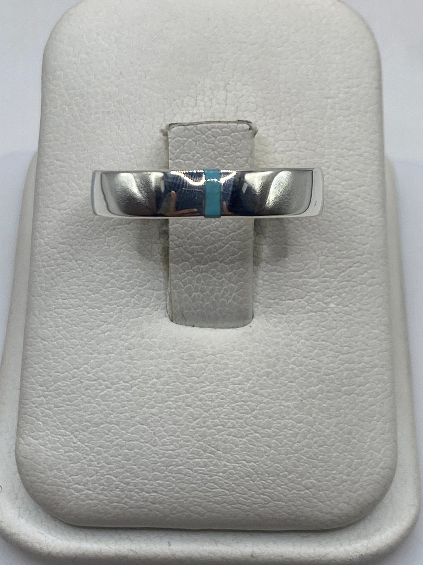 Anillo de plata con turquesa azul cielo en banda pulida, en caja de presentación blanca