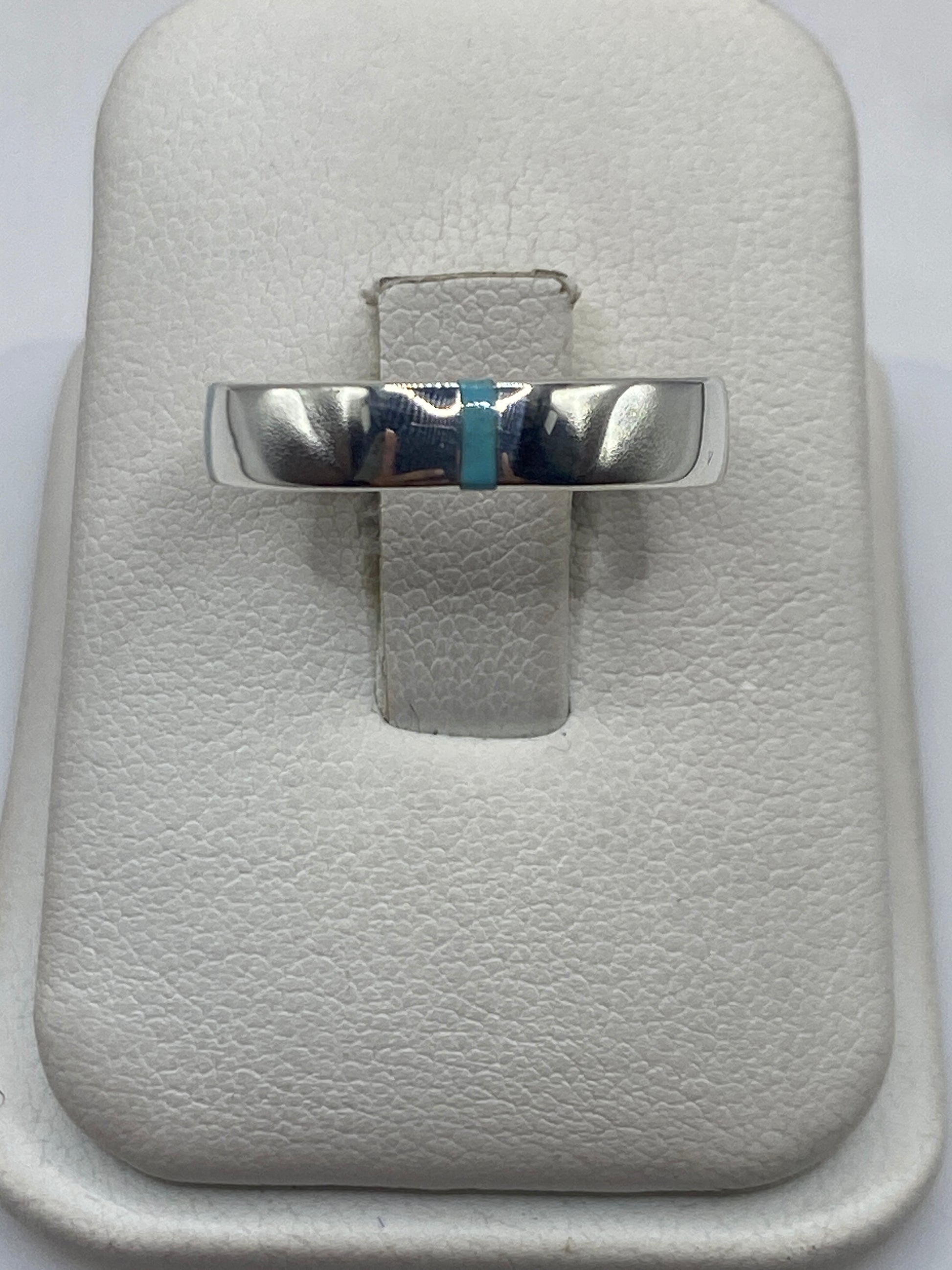Anillo de plata con turquesa azul cielo en banda pulida, en caja de presentación blanca