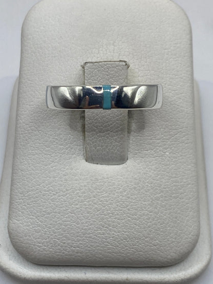 Anillo de plata con turquesa azul cielo en banda pulida, en caja de presentación blanca