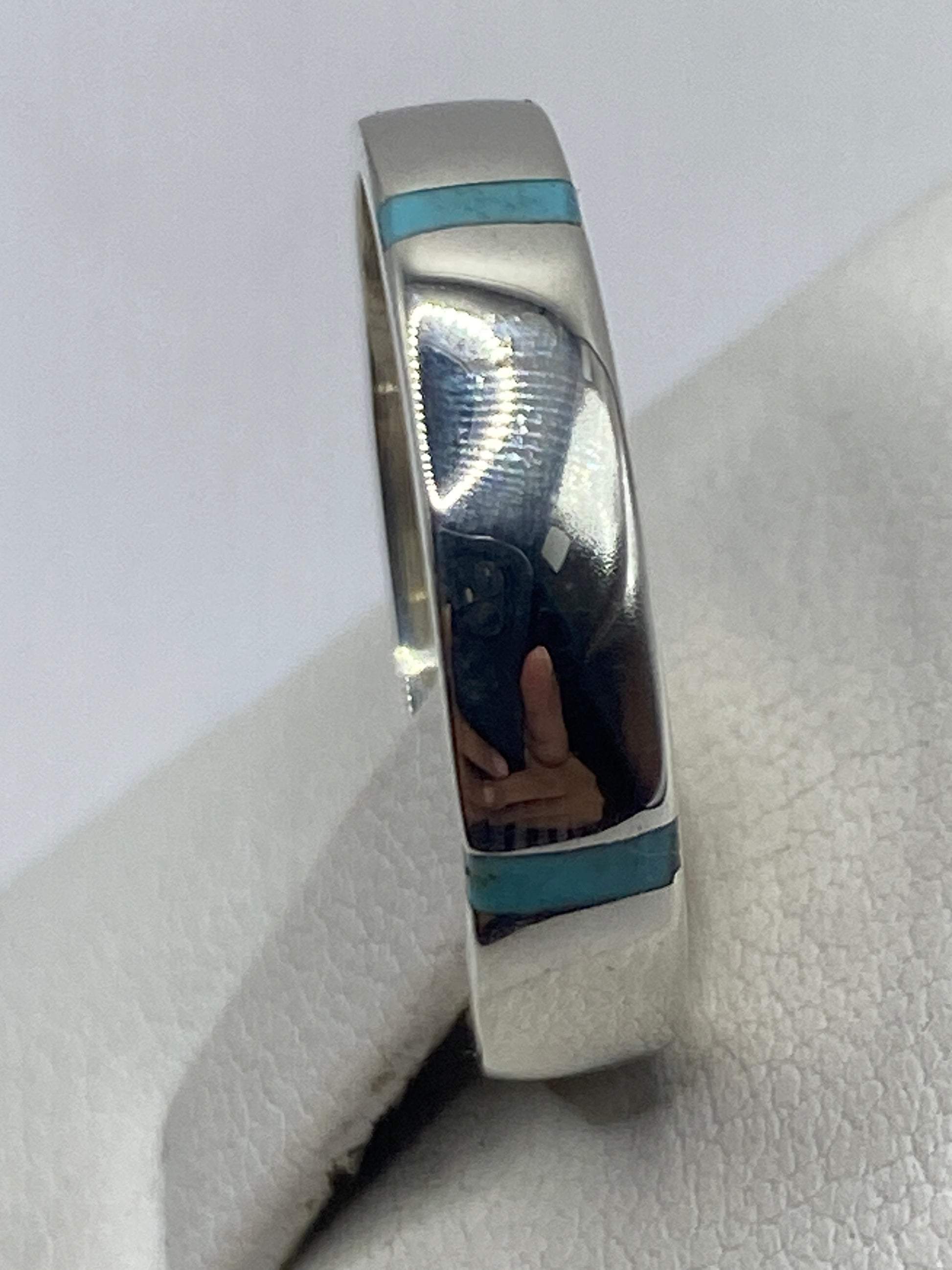 Anillo de turquesa azul cielo en mano, mostrando el color natural de la piedra