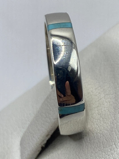 Anillo de turquesa azul cielo en mano, mostrando el color natural de la piedra