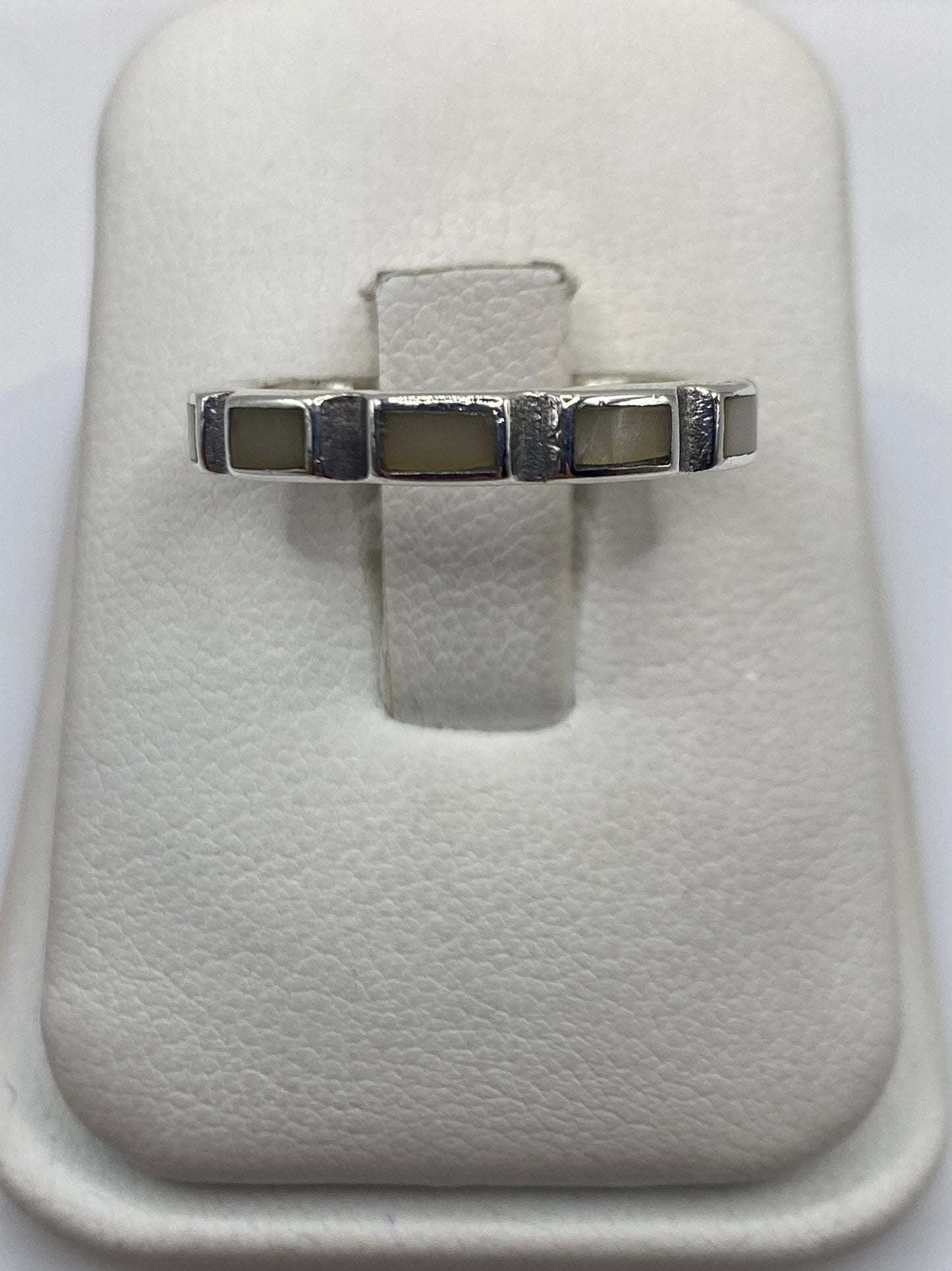 Anillo de plata con perla blanca natural engastada en marco geométrico