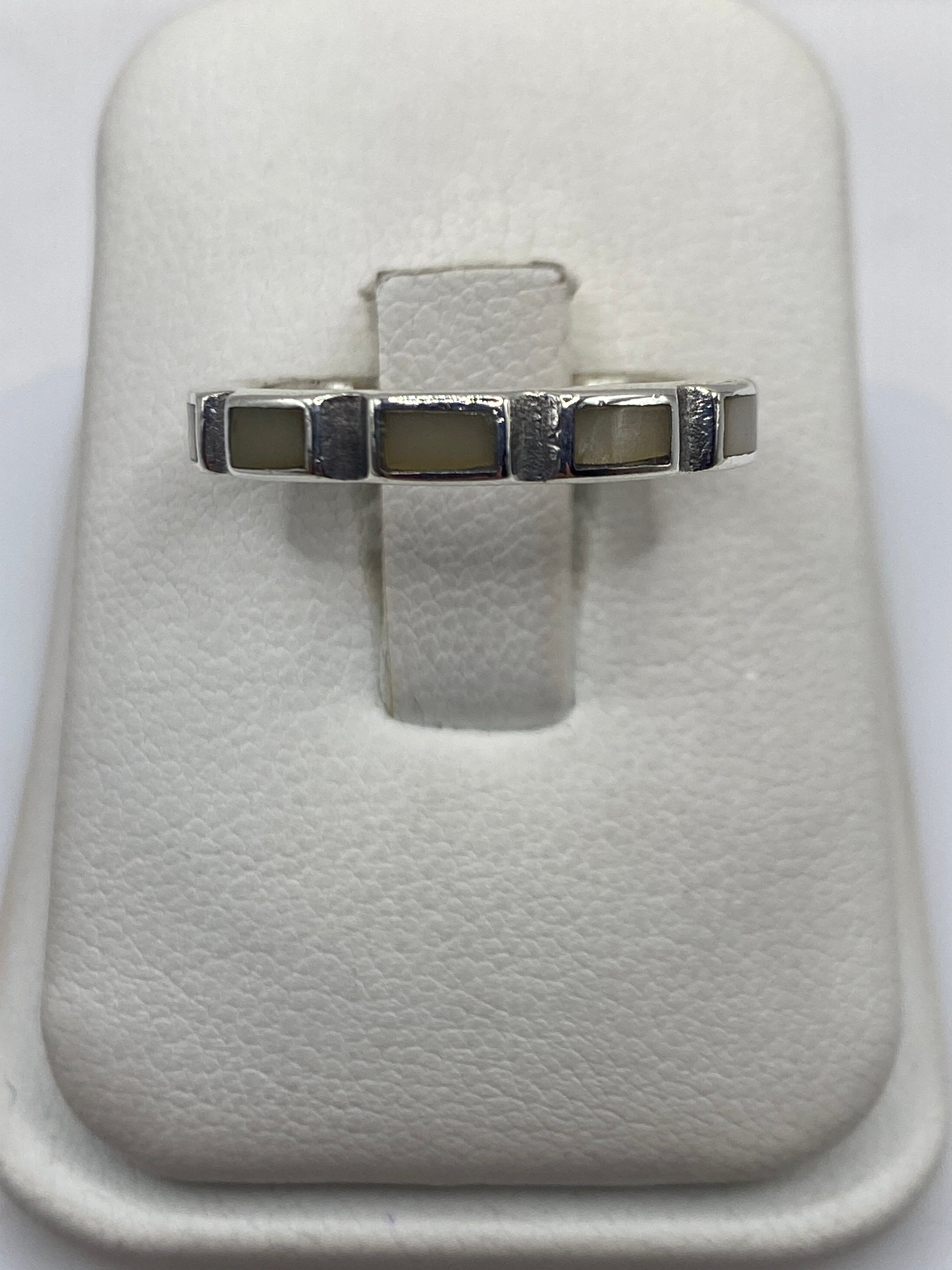 Anillo de plata con perla blanca natural engastada en marco geométrico