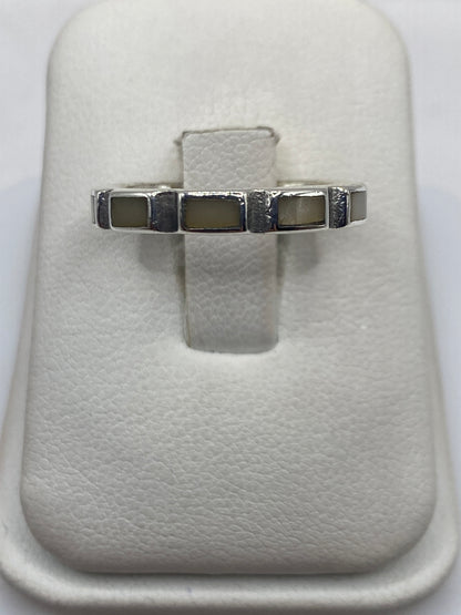 Anillo de plata con perla blanca natural engastada en marco geométrico