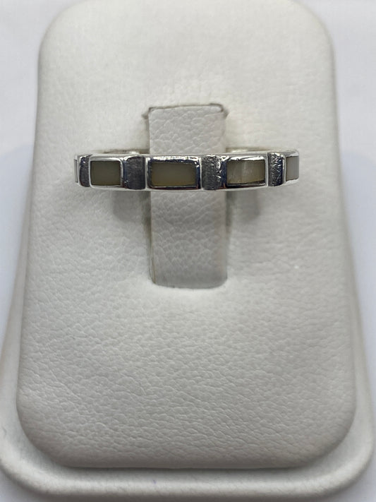 Anillo de plata con perla blanca natural engastada en marco geométrico