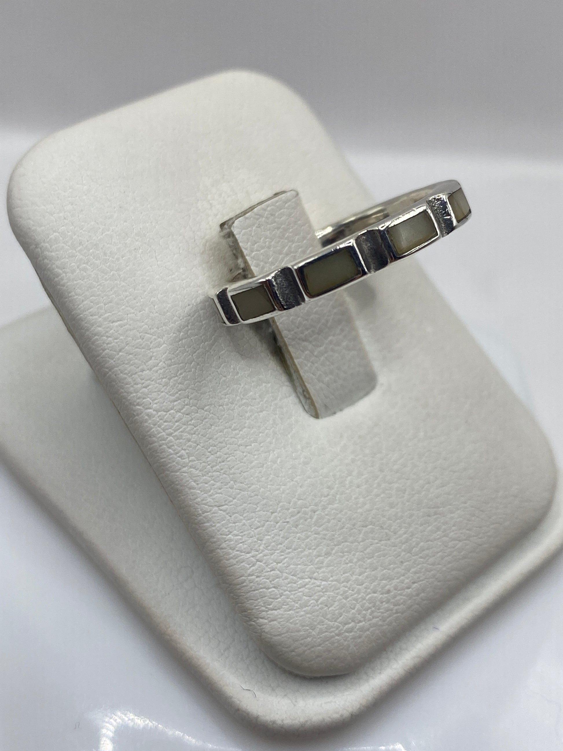Vista lateral del anillo moderno en plata .925 mostrando el perfil