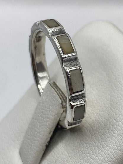 Detalle del engaste de perla blanca en plata de Taxco