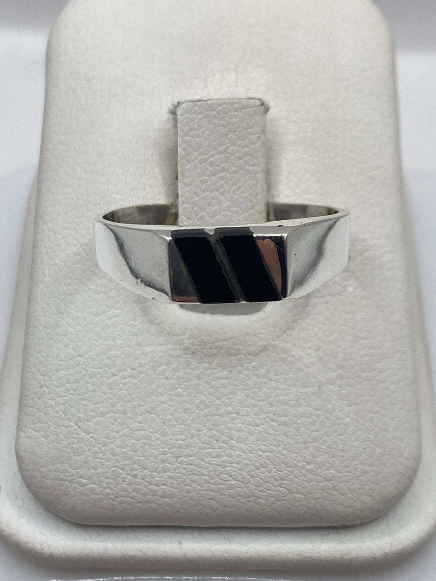 Anillo de plata .925 con dos rectángulos de ónix negro en banda sello de 8 mm