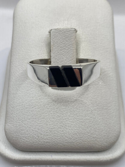 Anillo de plata .925 con dos rectángulos de ónix negro en banda sello de 8 mm