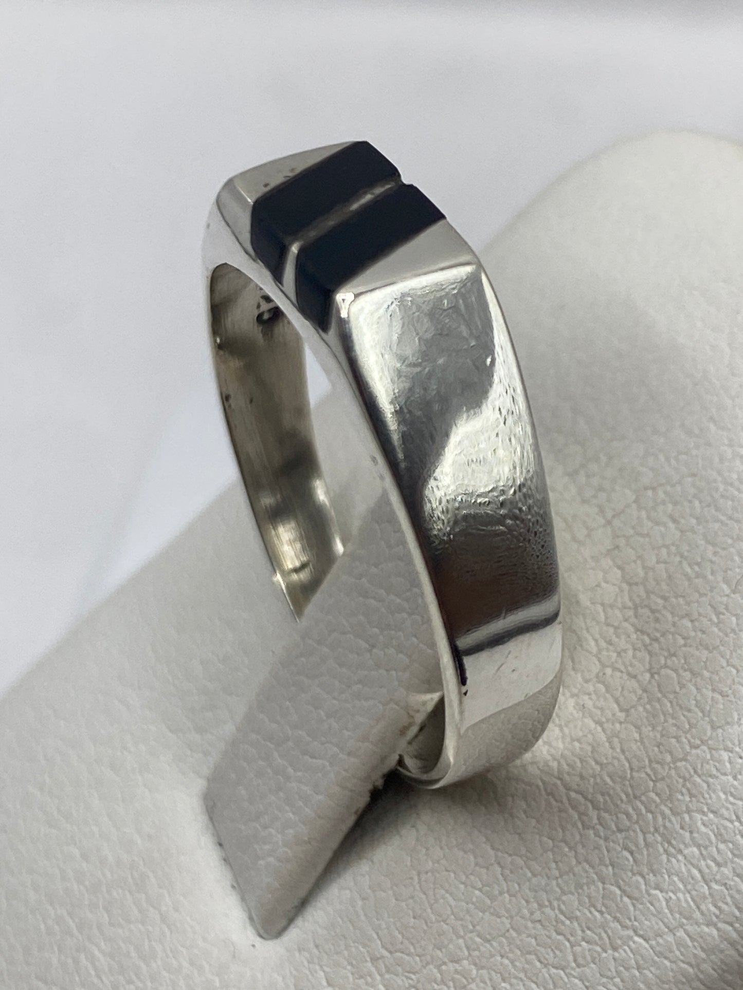 Detalle del engaste de ónix natural en plata pulida de Taxco