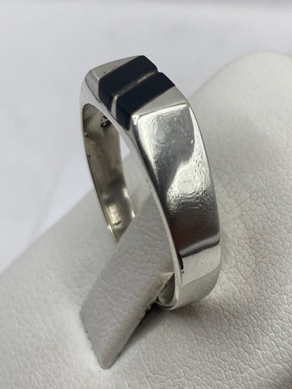 Detalle del engaste de ónix natural en plata pulida de Taxco