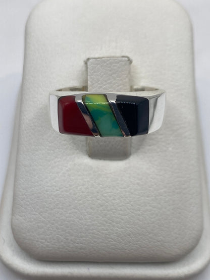 Anillo de plata .925 con ónix negro pulido en diseño geométrico moderno