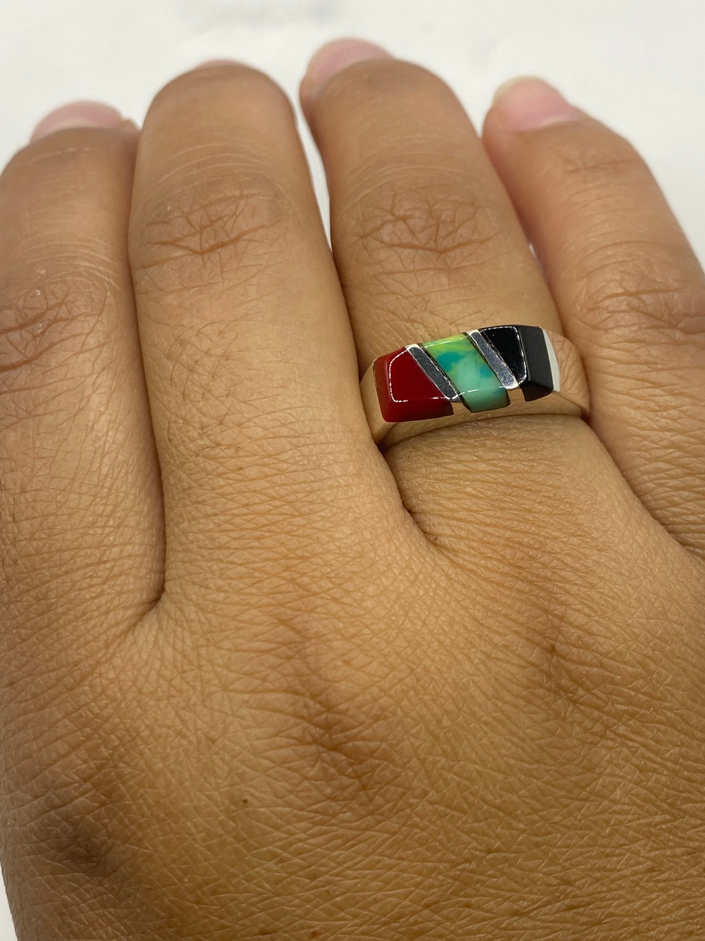 Anillo ónix sobre fondo blanco con sello 925 MEXICO visible