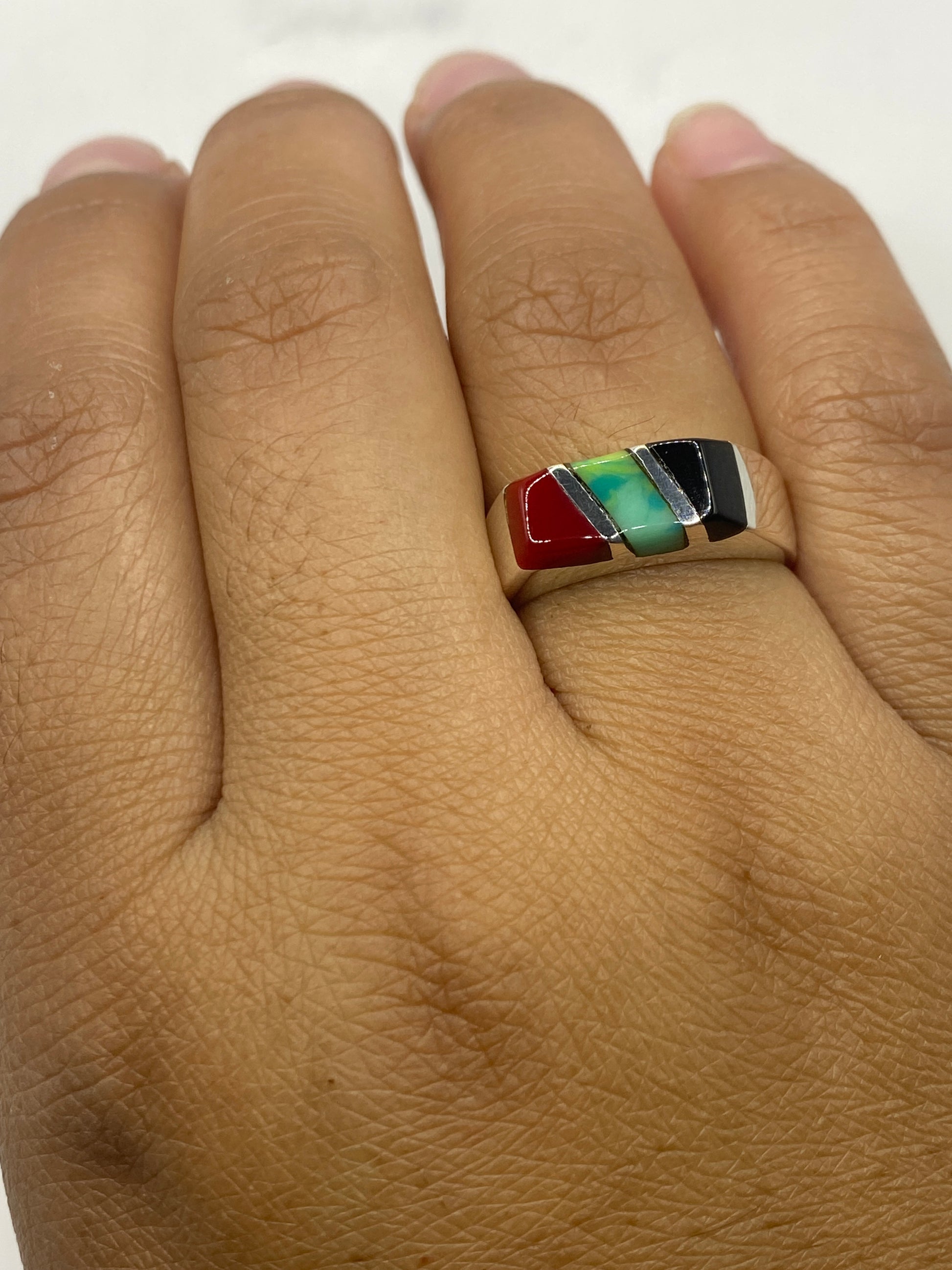 Anillo ónix sobre fondo blanco con sello 925 MEXICO visible