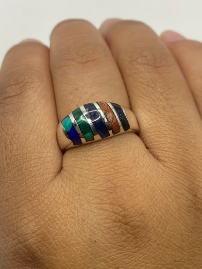 Anillo en dedo mostrando el diseño alternado de plata y malaquita