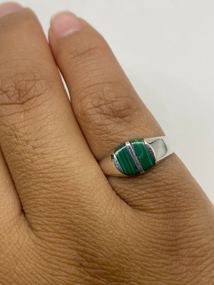 Anillo de malaquita sobre fondo blanco mostrando el sello .925
