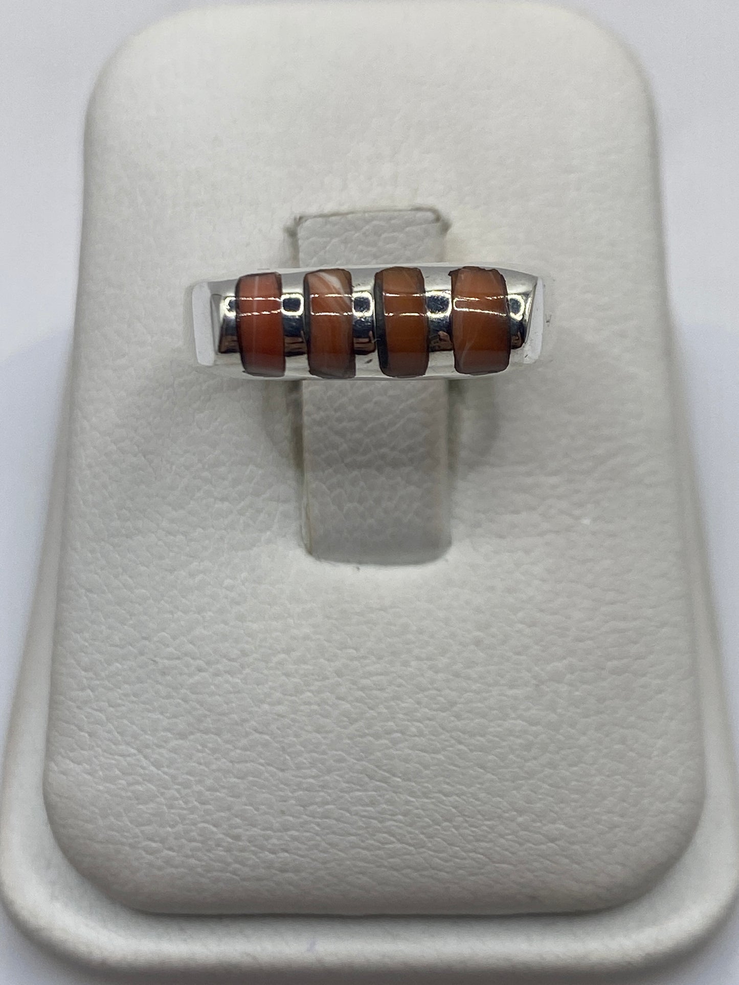 Anillo de plata solitario con piedra natural sobre estuche blanco de joyería