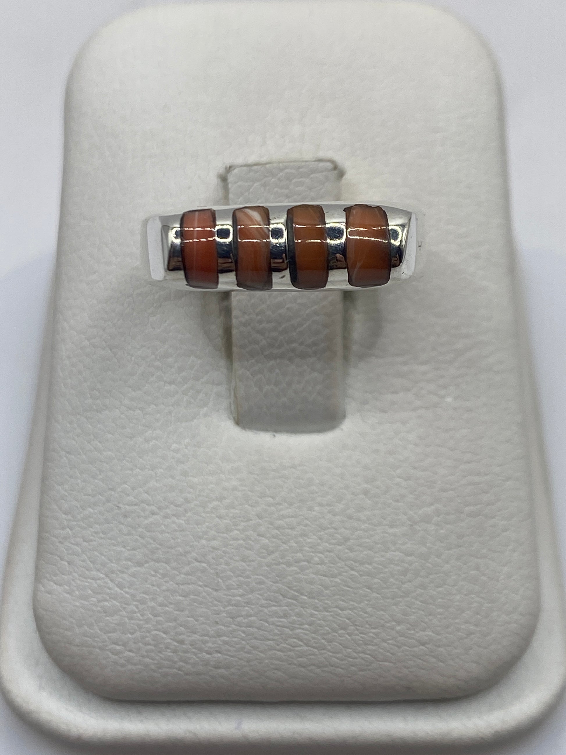 Anillo de plata solitario con piedra natural sobre estuche blanco de joyería