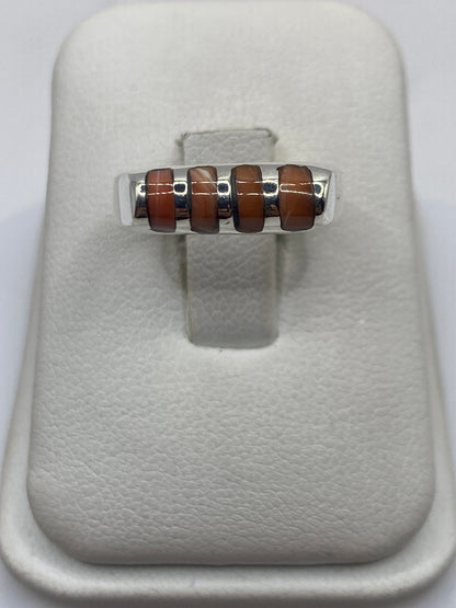 Anillo de plata solitario con piedra natural sobre estuche blanco de joyería