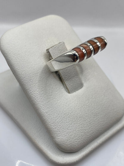 Vista lateral del anillo solitario de plata .925 mostrando el engaste artesanal