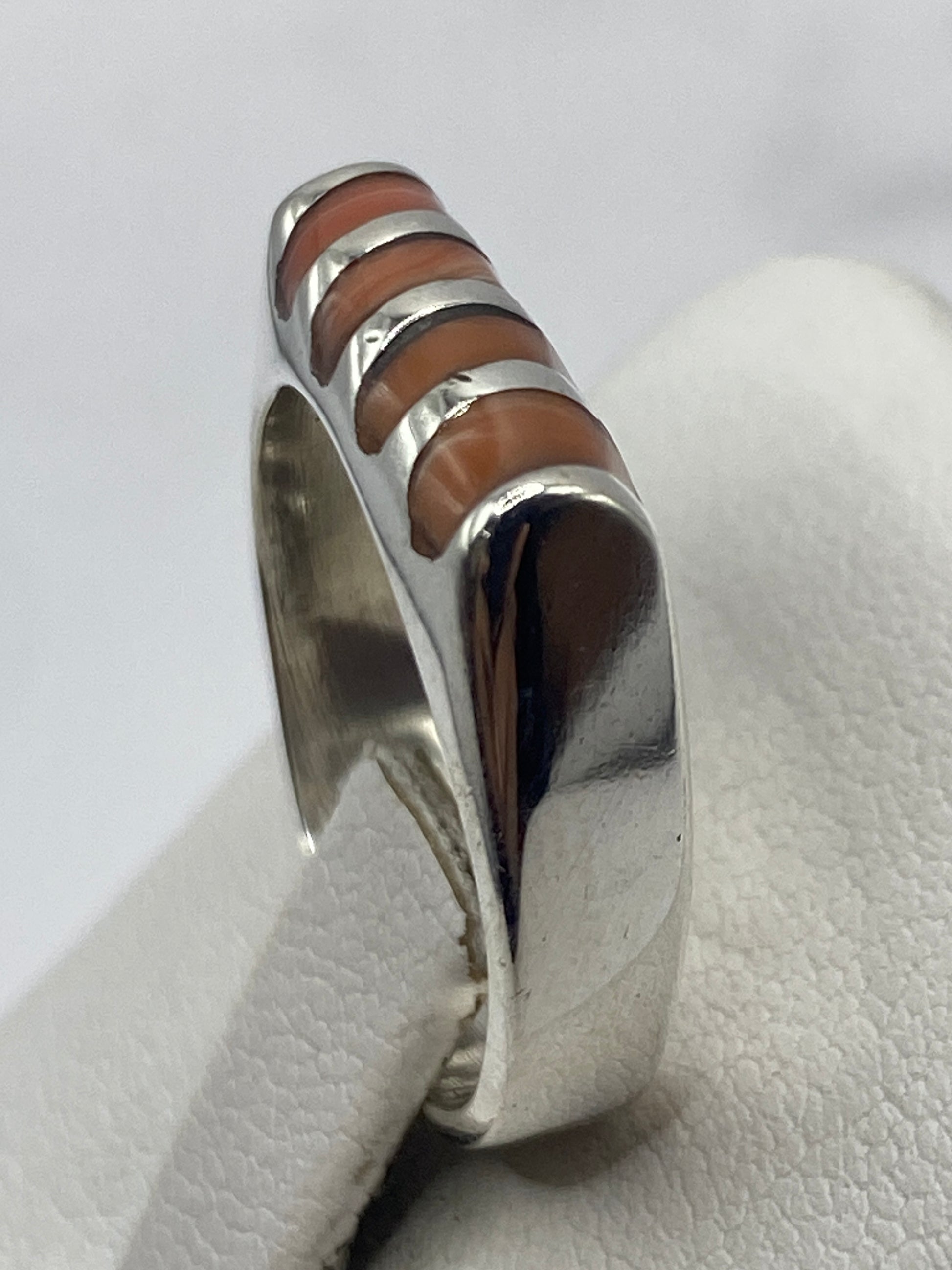 Anillo de plata con piedra natural puesto en la mano, vista frontal del diseño