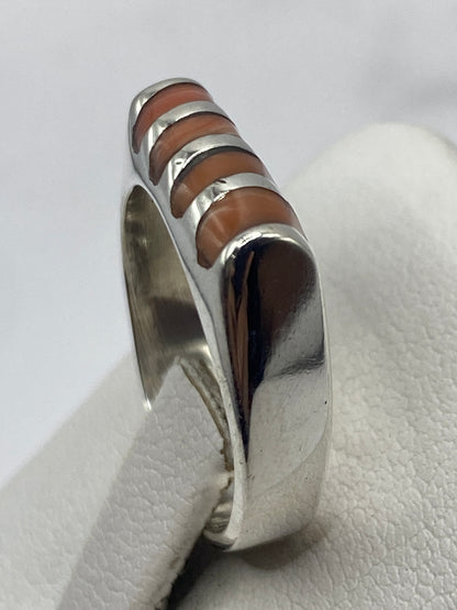Anillo de plata con piedra natural puesto en la mano, vista frontal del diseño