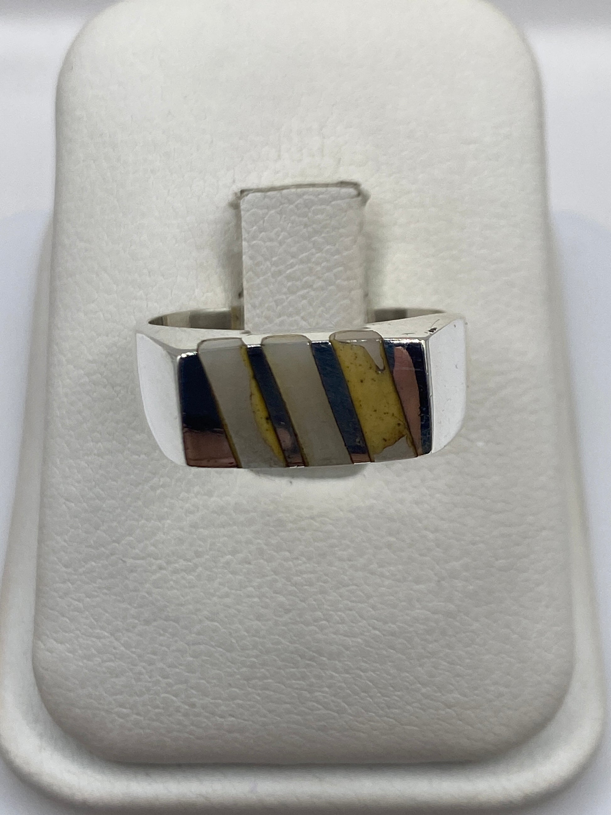 Anillo de plata con perla natural engastada, diseño geométrico moderno en la mano