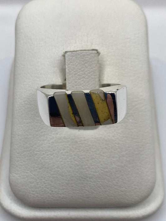 Anillo de plata con perla natural engastada, diseño geométrico moderno en la mano