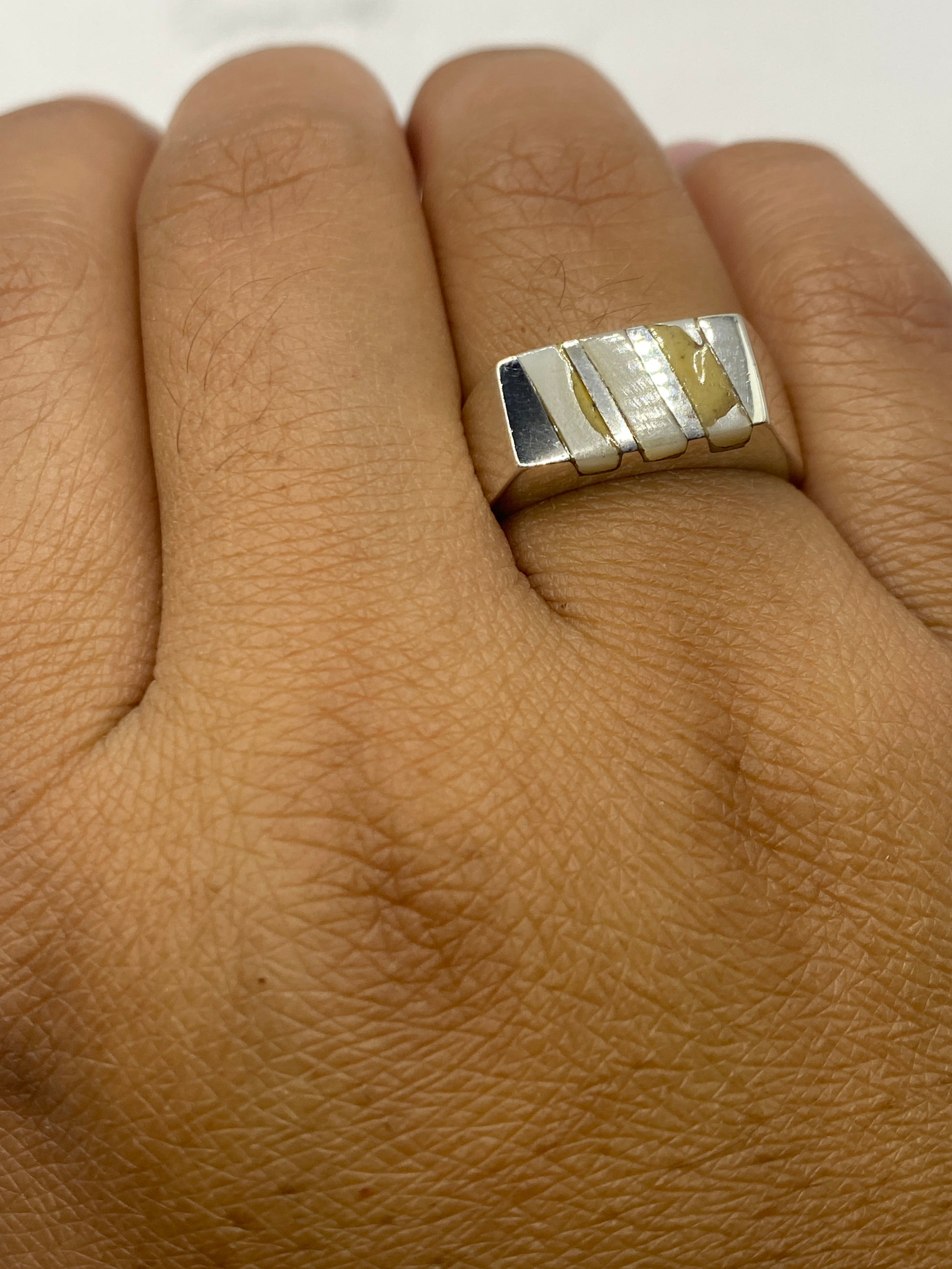 Anillo sobre superficie neutra mostrando el sello 925 en el interior de la banda