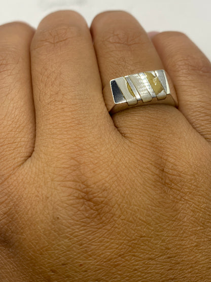 Anillo sobre superficie neutra mostrando el sello 925 en el interior de la banda