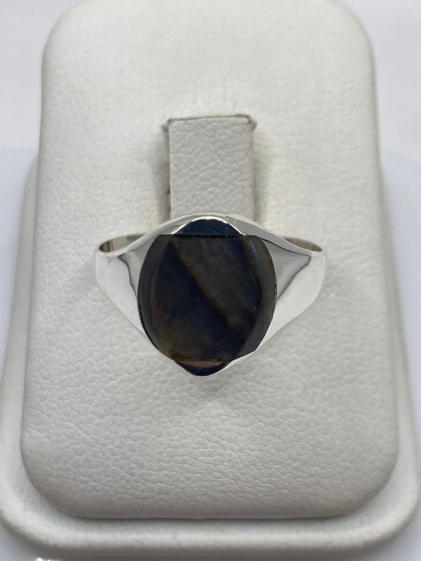 Anillo solitario de plata con ónix negro pulido, visto desde arriba en estuche blanco