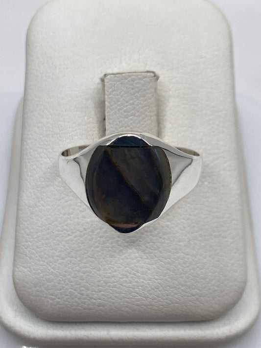 Anillo solitario de plata con ónix negro pulido, visto desde arriba en estuche blanco