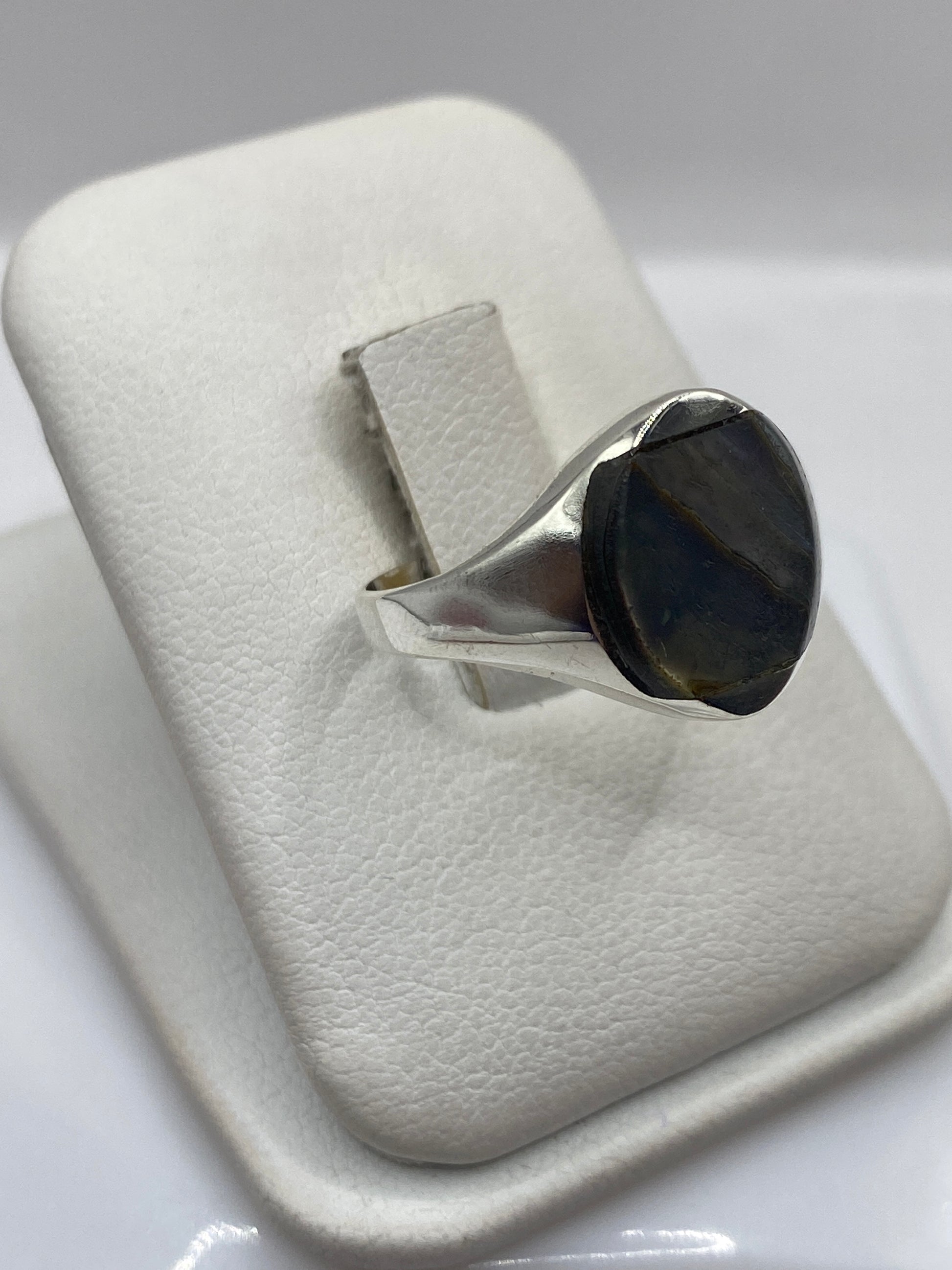 Vista lateral del anillo minimalista en plata .925 con piedra ónix ovalada