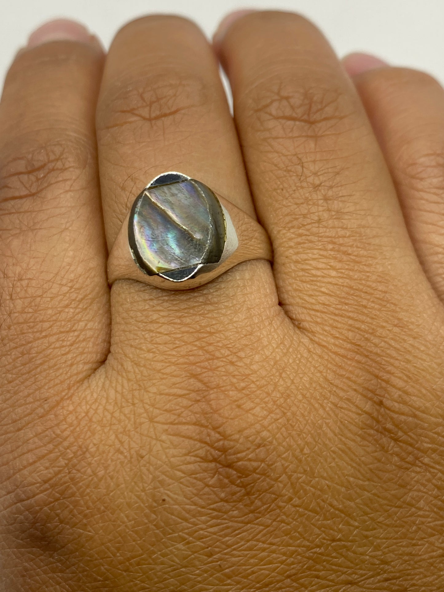 Anillo en mano mostrando el acabado pulido del ónix y la elegancia minimalista