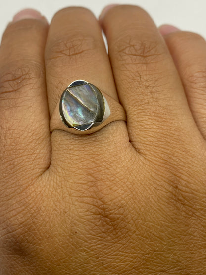 Anillo en mano mostrando el acabado pulido del ónix y la elegancia minimalista