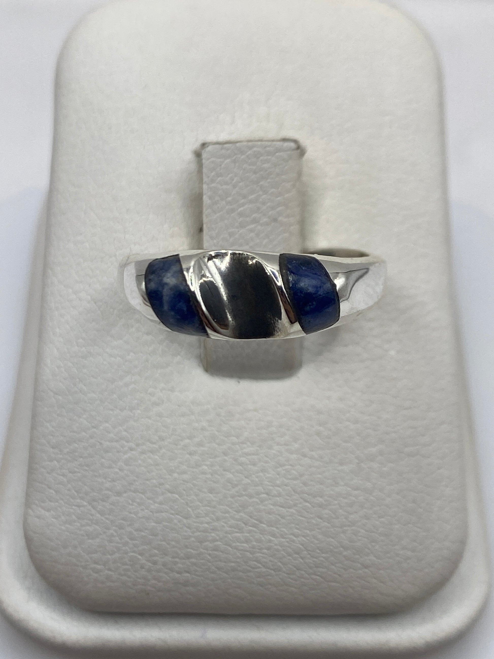 Anillo solitario con lapislázuli azul profundo en plata .925, vista frontal en estuche