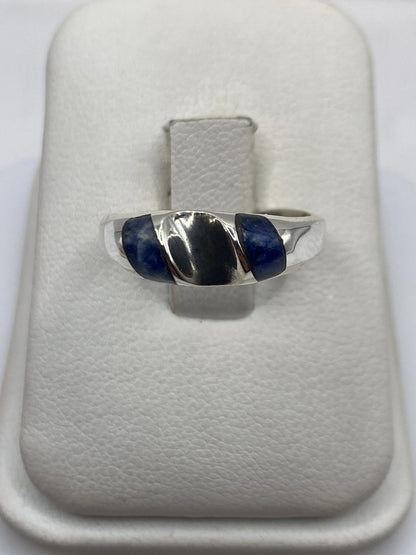 Anillo solitario con lapislázuli azul profundo en plata .925, vista frontal en estuche