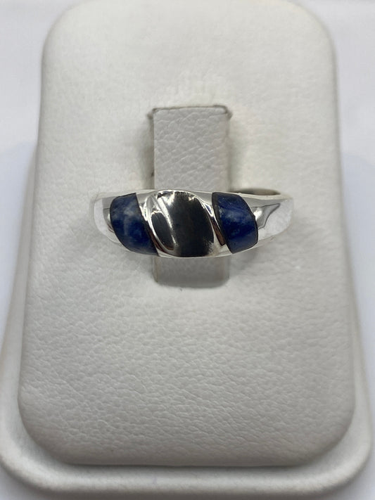 Anillo solitario con lapislázuli azul profundo en plata .925, vista frontal en estuche