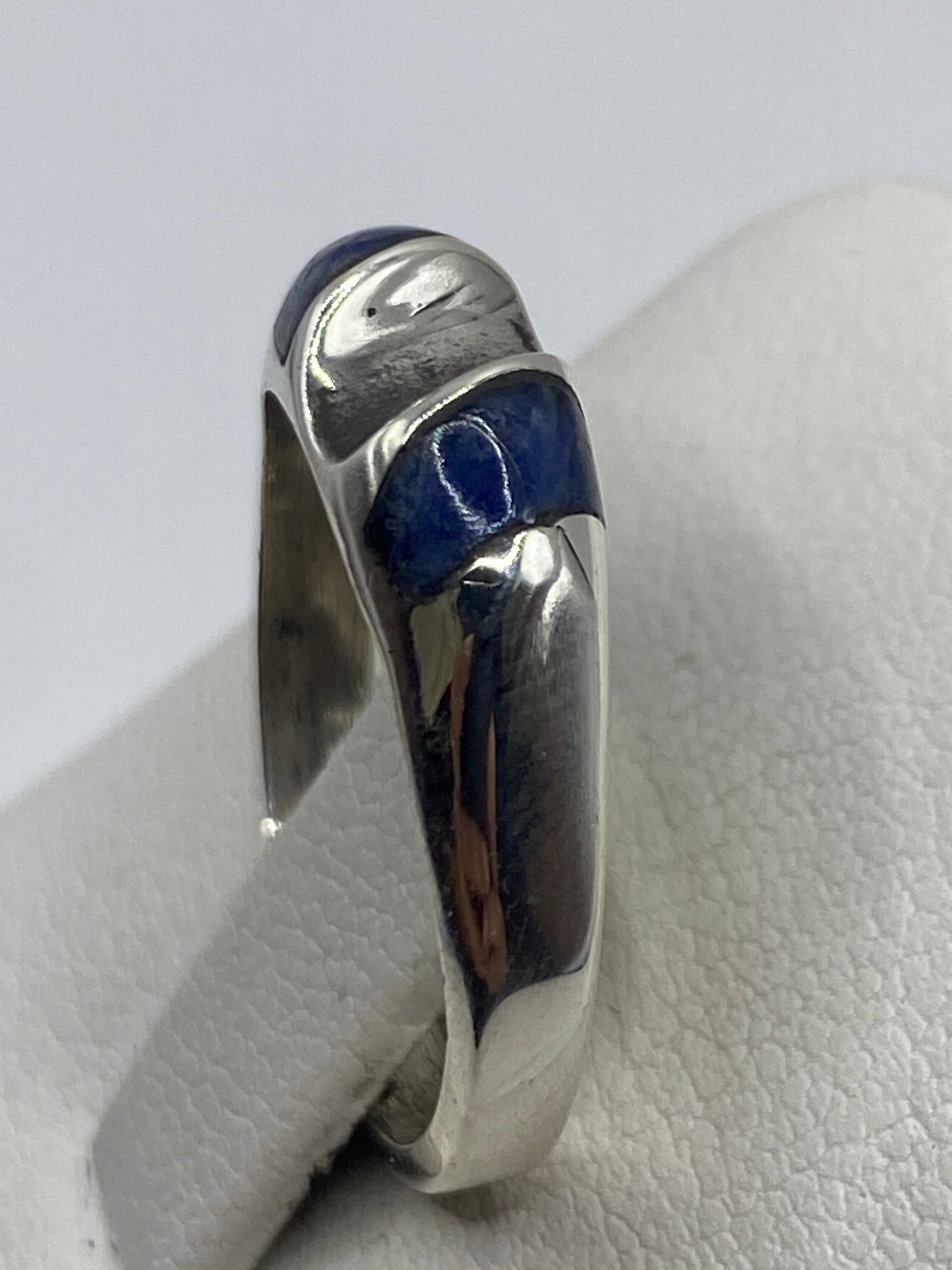 Detalle lateral del anillo mostrando la banda de plata y el engaste de la piedra