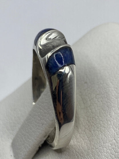 Detalle lateral del anillo mostrando la banda de plata y el engaste de la piedra