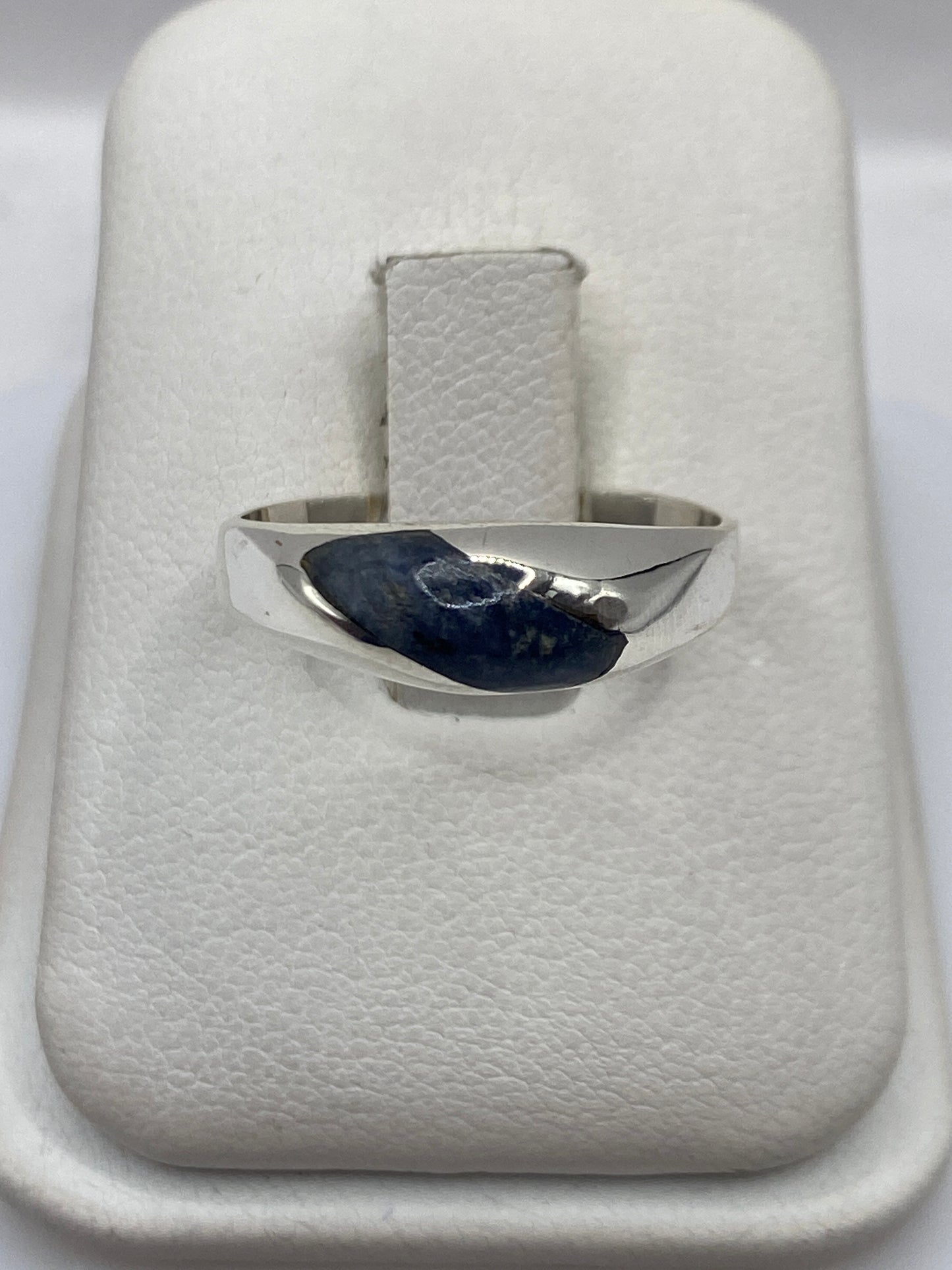 Anillo de plata solitario con lapislázuli azul natural en estuche blanco