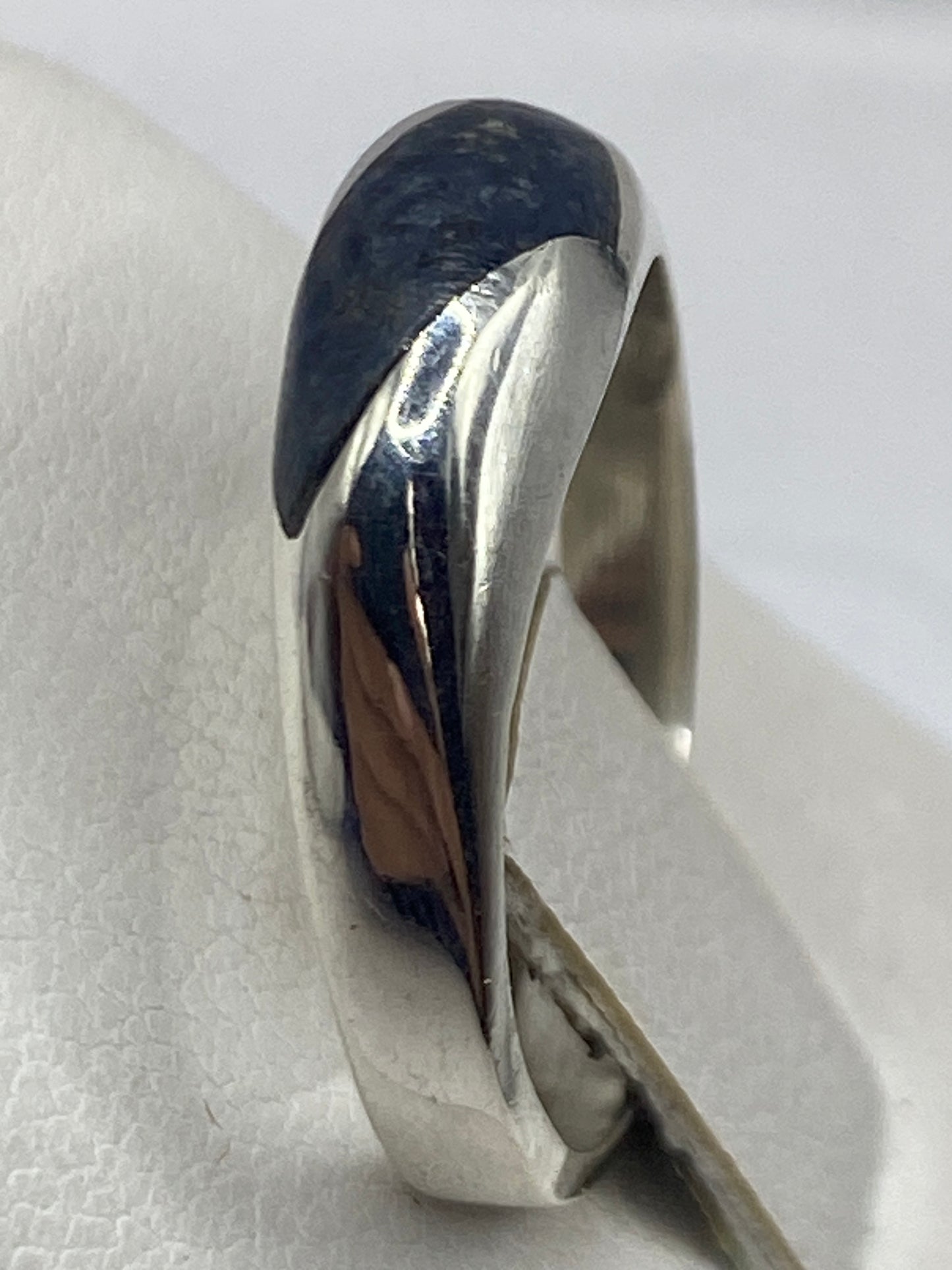 Detalle del lapislázuli con vetas doradas en plata .925